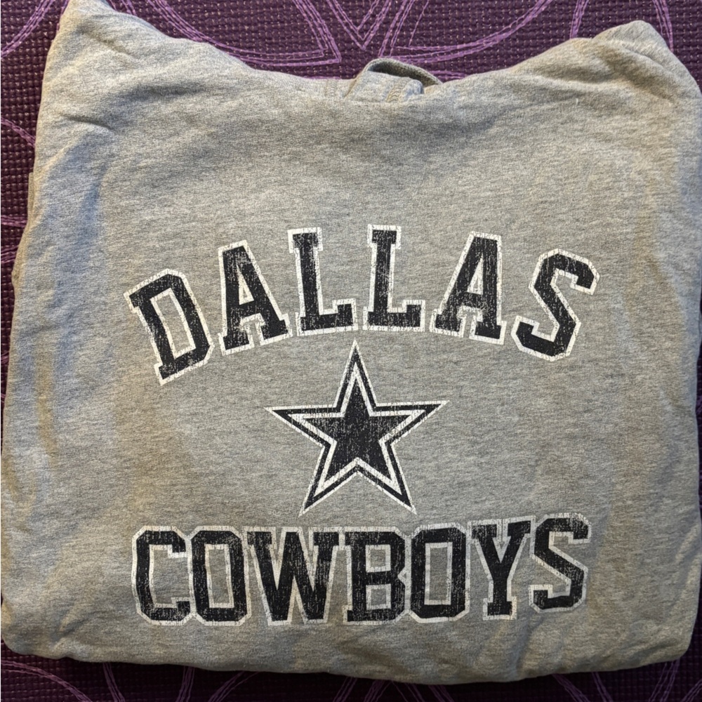 Cowboys Hoodie Sweatshirt with front pocket
Size L